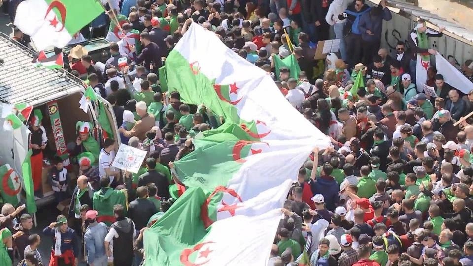 آلاف المتظاهرين يطالبون برحيل الرئيس الجزائري المؤقت