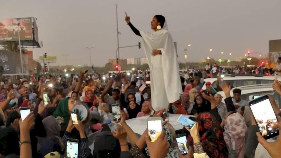 عروس السودان وقفت بالأبيض وأشعلت مواقع التواصل