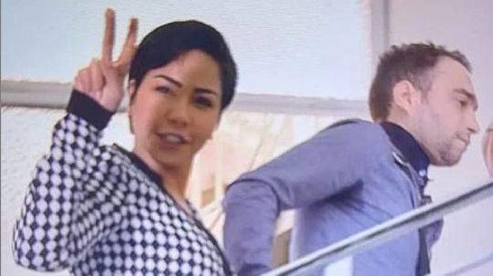 لماذا رفعت شيرين علامة النصر؟