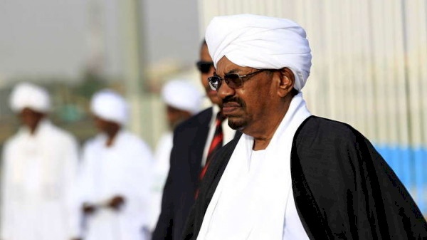 عمر البشير حاول الهروب إلى دولة خليجية