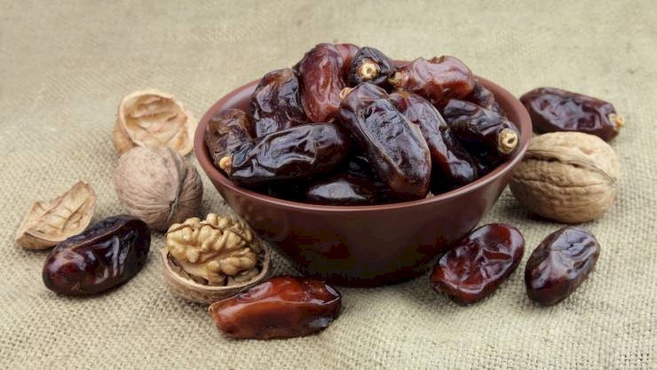 أهمية تناول المكسرات والتمر في رمضان