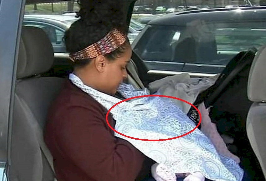 أرضعت طفلتها بسيارتها.. وهذا ما حدث!