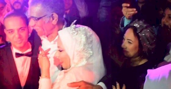 هكذا فاجأ هذا الفنان المصري سيد رجب عروسا في حفل زفافها