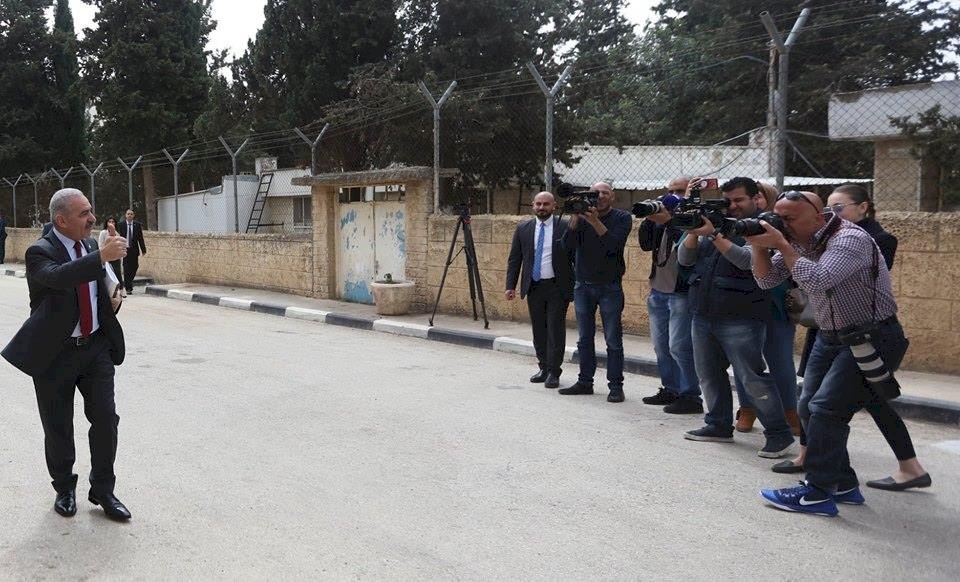 فيديو: اشتيه يصل لمقر رئاسة الوزراء مشيا على الاقدام ومع مرافق واحد