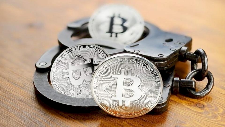 كيف تسببت الجماعات المتطرفة في قفزة صاروخية لـ"بيتكوين"؟