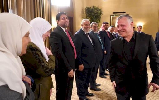 الدكتورة  ديمه طهبوب صافحناه في قلوبنا.. ملك الاردن تجنب مصافحة “إسلاميات” مبتسما