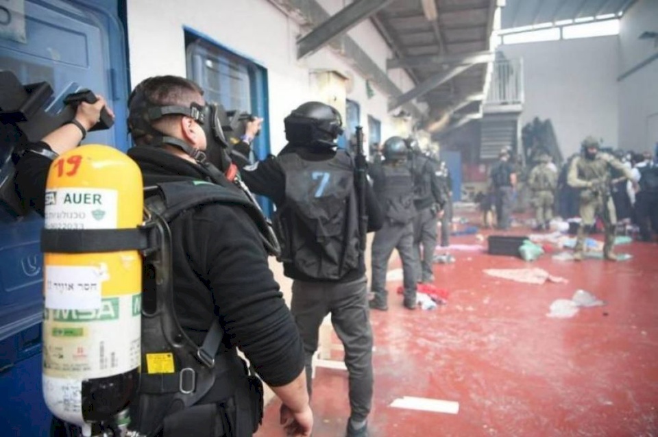 بالأسماء: الاحتلال يصدر أوامر اعتقال إداري بحق 75 أسيراً