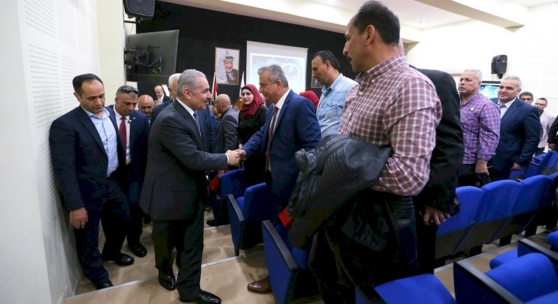 اشتية : صرف 60% من الراتب هذا الشهر