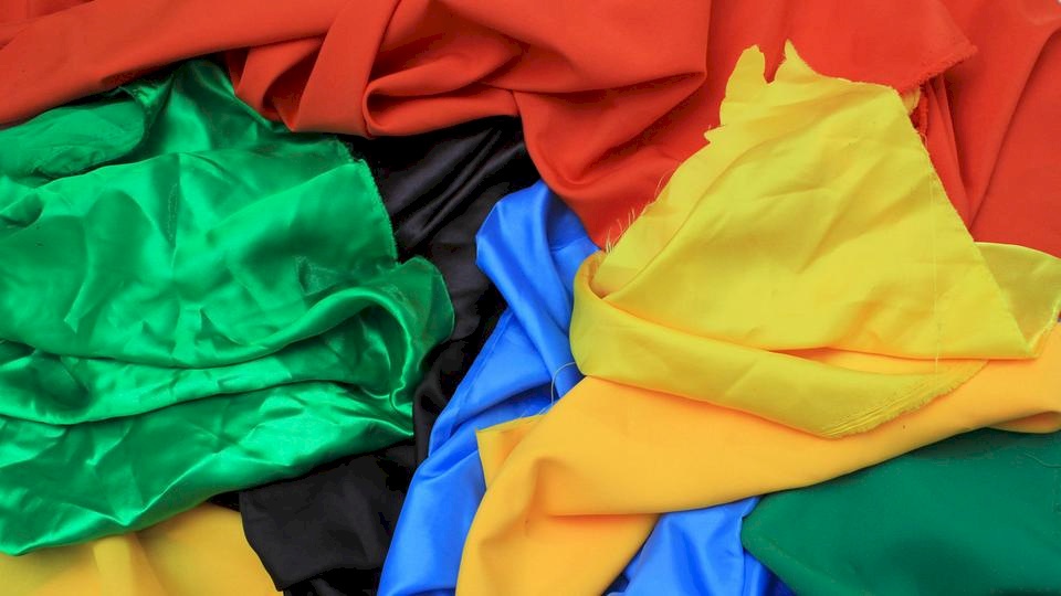 هكذا تعتنين بالأزياء الحريريّة وتحمينها من التلف