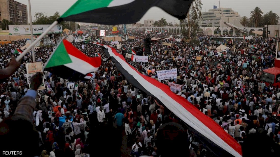 عشرات القضاة السودانيين يخرجون في مسيرة بالخرطوم