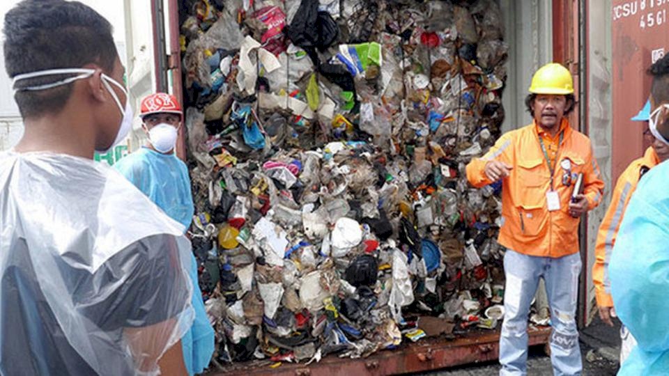 رئيس الفلبين يهدد بإلقاء نفايات في سفارة كندا