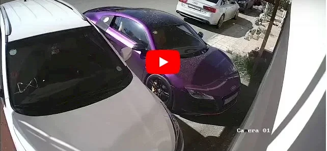 فيديو.. شاب عربي يحرق سيارة شقيقته
