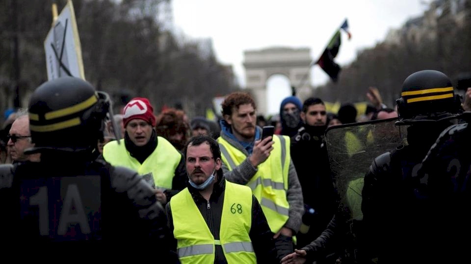 السترات الصفر ترد على قرارات ماكرون بالاحتشاد مجدداً