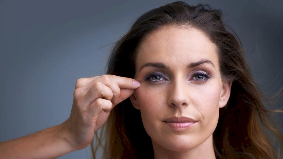 8 أسباب تجعل وجهك يبدو أكبر من سنك
