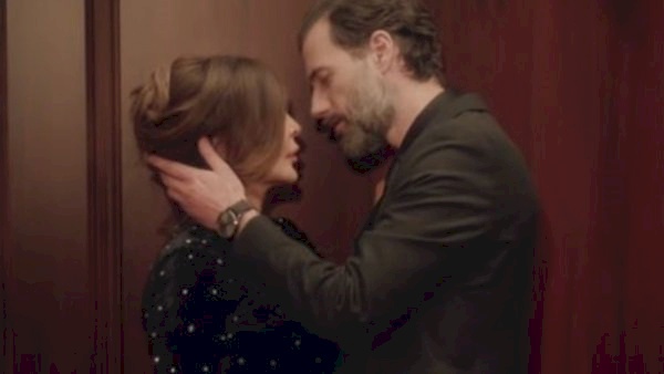 إليسا أبعدت الموديل عنها 4 مرات..مخرجة كليب كرهني تروي كواليس مشهد القبلة