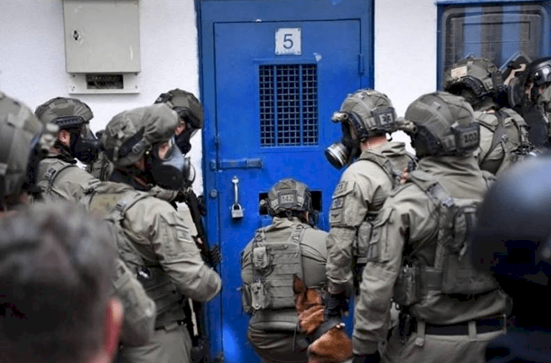 قوات القمع تقتحم عدة غرف في سجن عسقلان