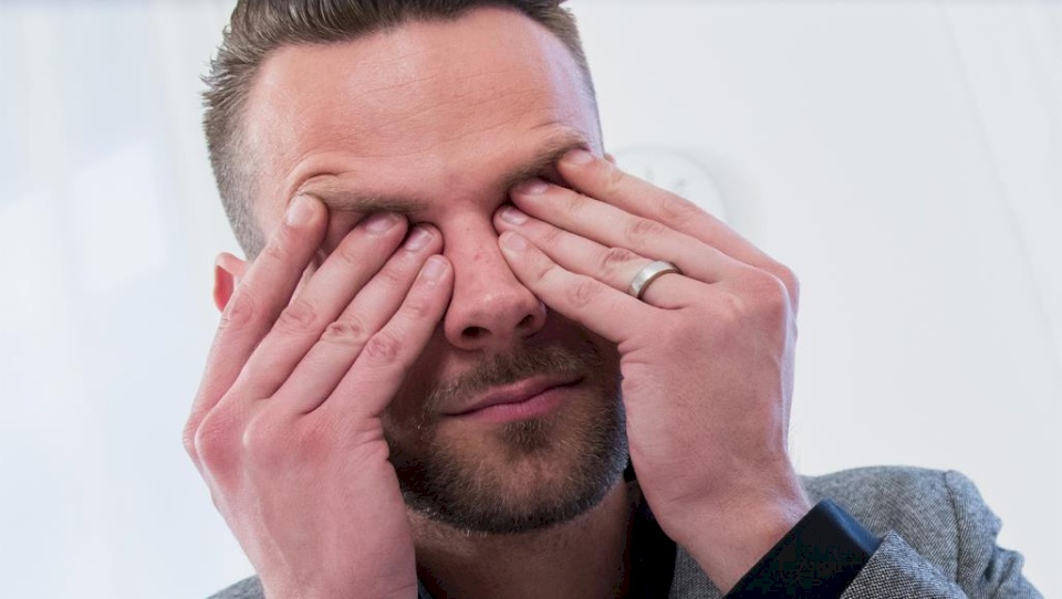 ‫ما أسباب رعشة الجفن؟