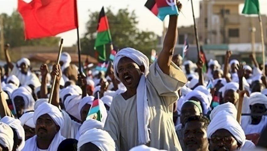"موكب مليوني" بالخرطوم وخلافات مع الجيش