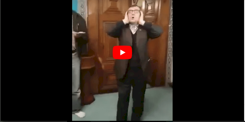 مؤذن تركي يُبهر الزوار بمقامات الأذان