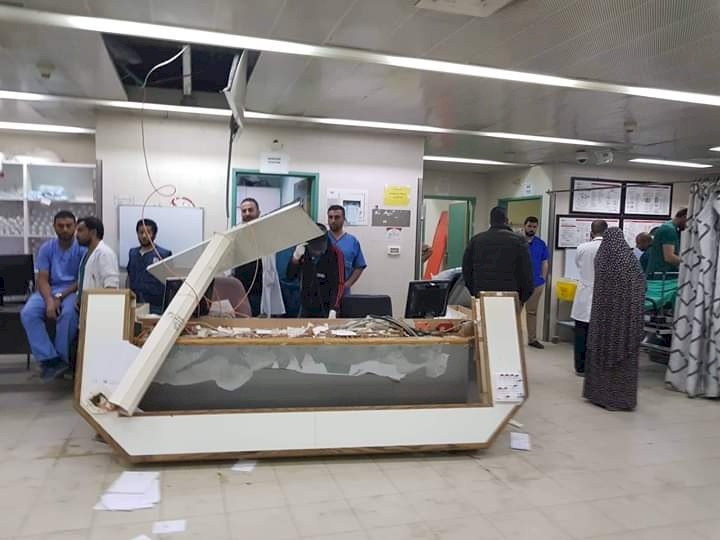 مواطنون يعتدون على ممرض ويكسرون أثاث مستشفى بالخليل