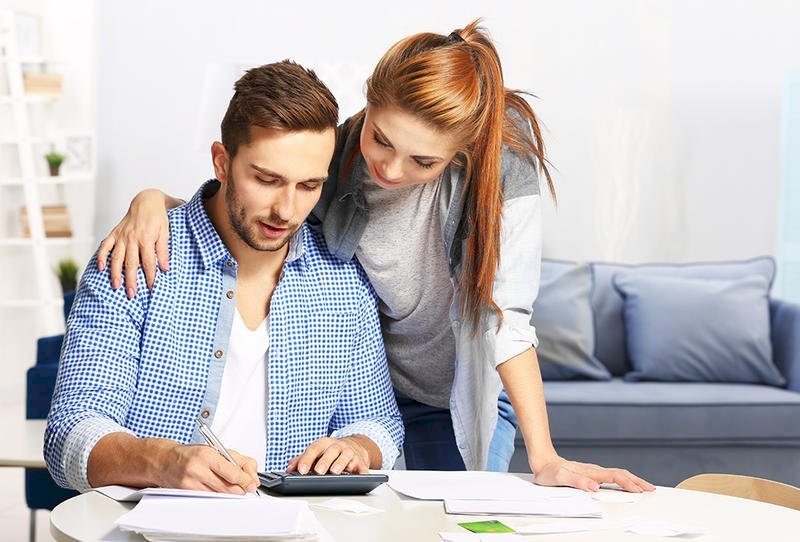 كيف تساعدين زوجَك على الادخار؟