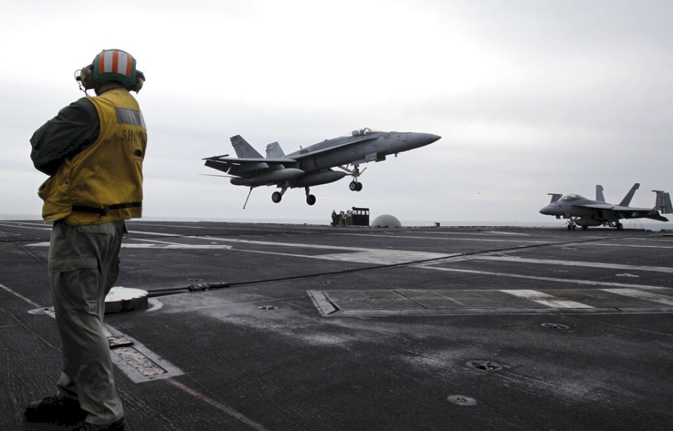 أميركا تتأهب بالخليج وإيران توقف التزاماتها بالاتفاق النووي