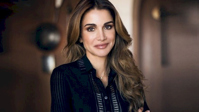 الملكة رانيا تصطحب فتيات يتيمات للعمرة