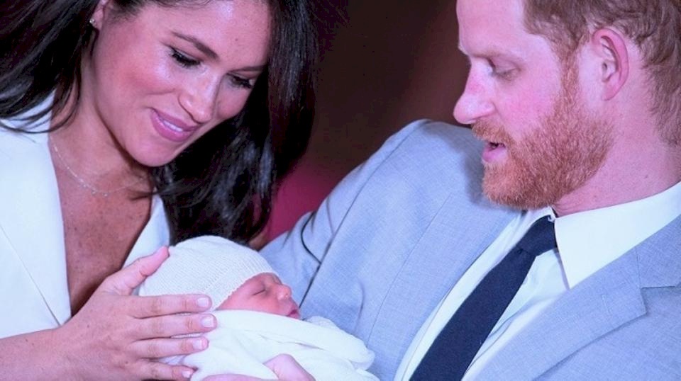 إعلامي بريطاني شهير يصف طفل الأمير هاري بقرد!