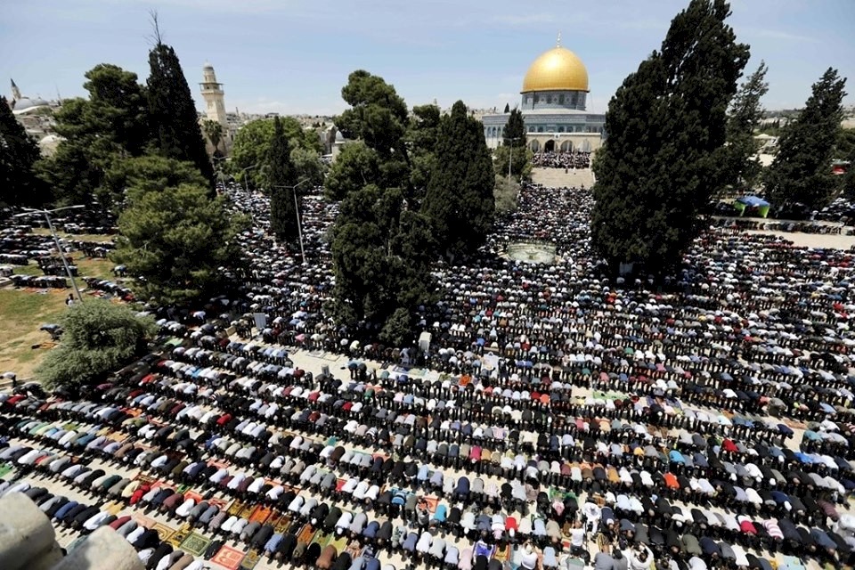 عشرات الآلاف يؤدون صلاة الجمعة الاولى من رمضان في المسجد الأقصى