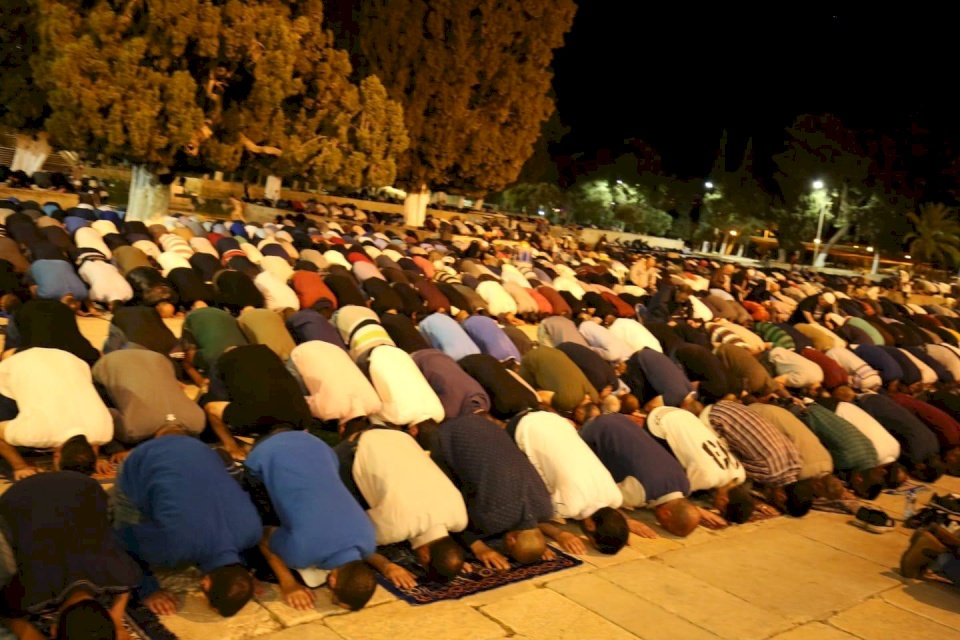  لليلة الثالثة على التوالي..الاحتلال يطرد المعتكفين في"الأقصى"