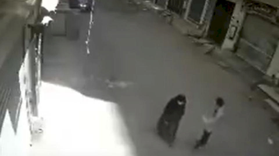 جريمة مروعة .. مدمن يقتل أمه بالشارع طعناً في رمضان