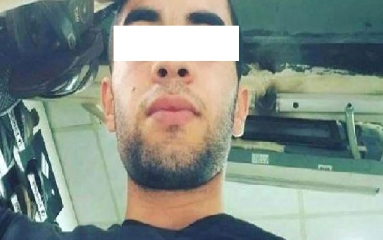 عربي يطعن والده وشقيقه لسببٍ غريب!