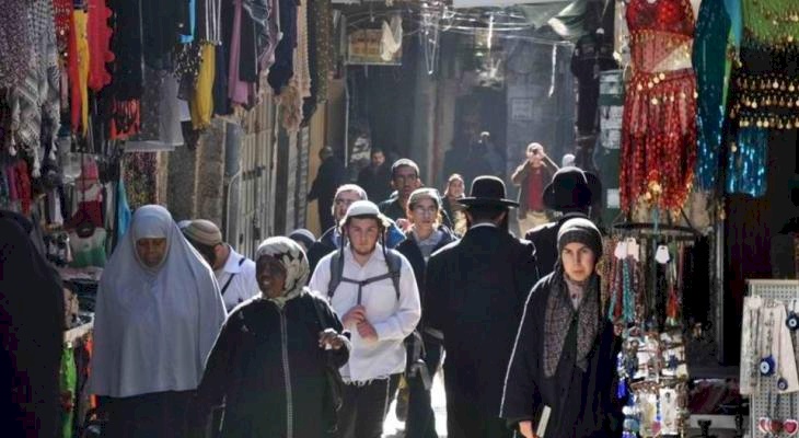 مستوطنون يعتدون على تجار في القدس