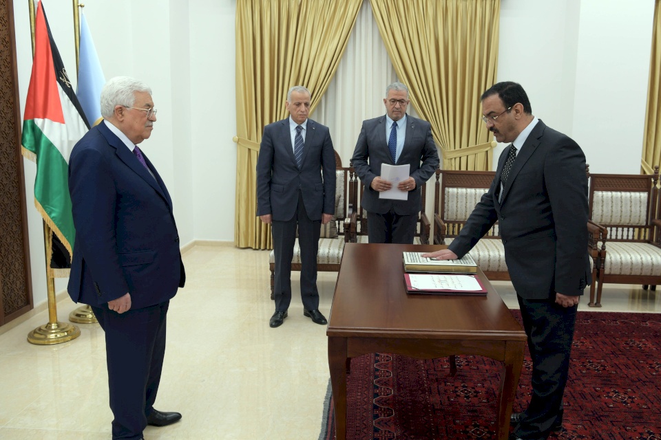 أحمد براك يؤدي اليمين القانونية أمام الرئيس عباس