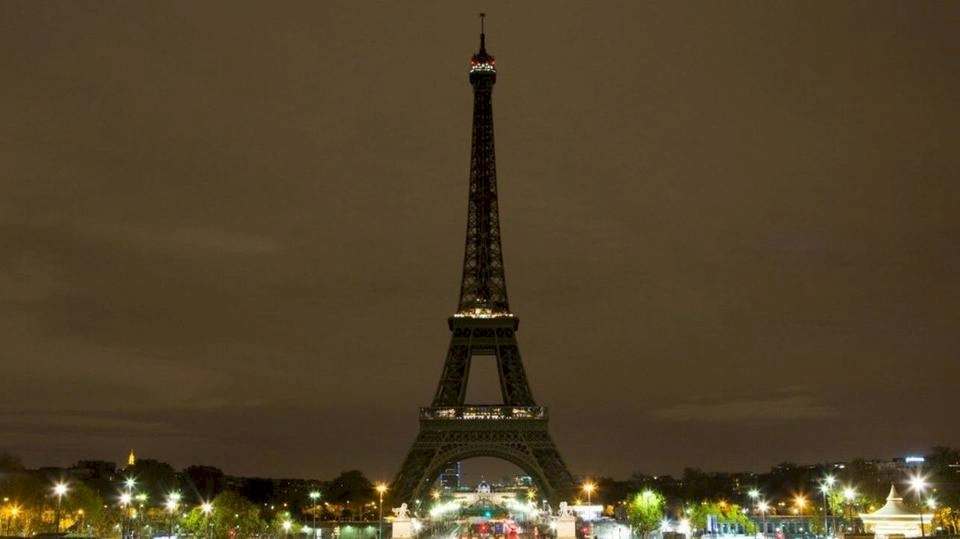 130 سنة.. باريس تحتفل بالبرج العجوز