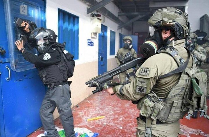 الاحتلال يماطل في تنفيذ اتفاقه مع الأسرى: لا هواتف قريبا