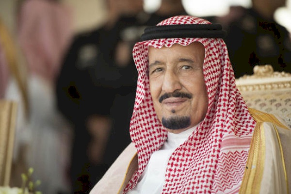 الملك سلمان يدعو لعقد قمتين عربية وخليجية طارئتين في مكة