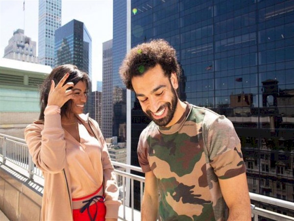 تعرف على الحسناء التي تقف مع محمد صلاح