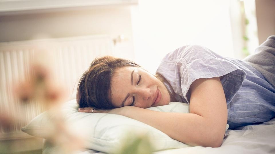 5 نصائح ذهبية للنوم بعمق وهذه أسباب الأرق