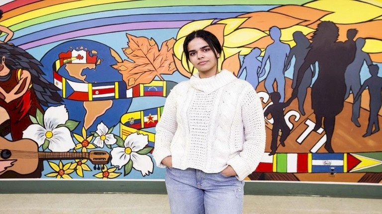 اللاجئة السعودية رهف تثير الجدل من جديد وتقول : "الآن عرفت أننا في شهر رمضان"!