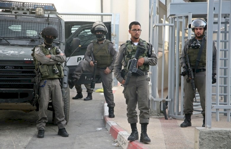 الاحتلال يصيب مُسناً بالخليل ويهاجم محلاً تجارياً