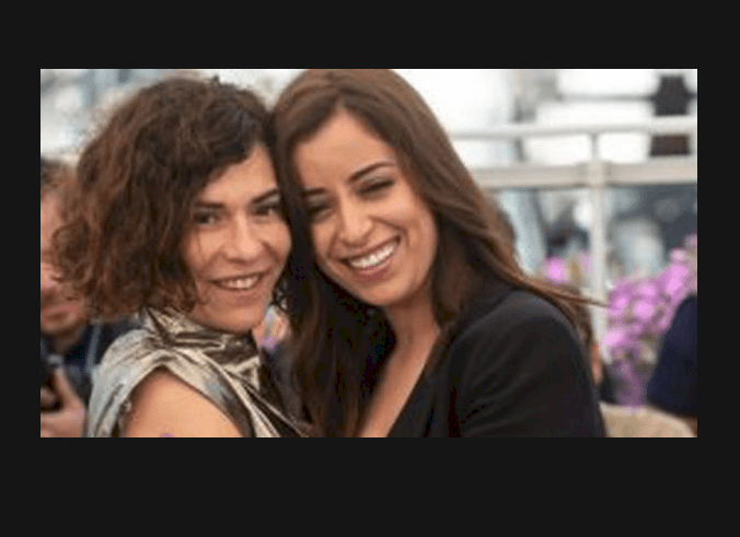 قبلة بين ممثلتين مغربيتين تشعل مواقع التواصل..اليكم التفاصيل