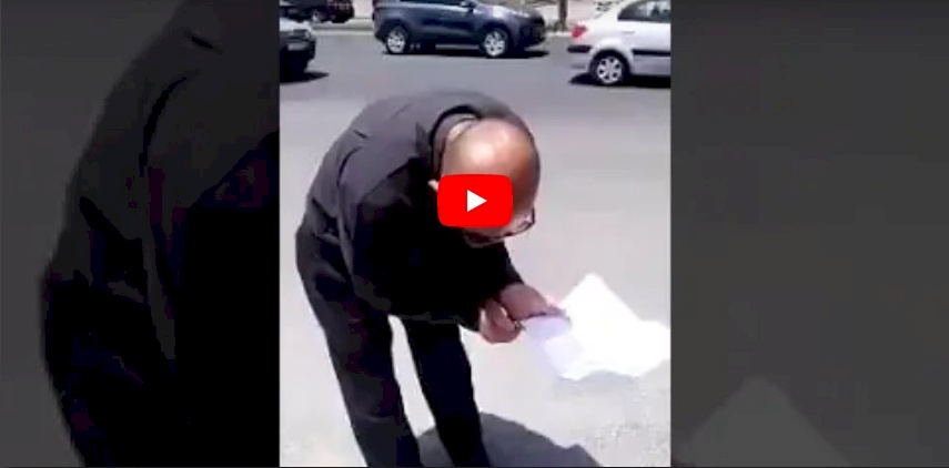 أردني يحرق شهادة الدكتوراه