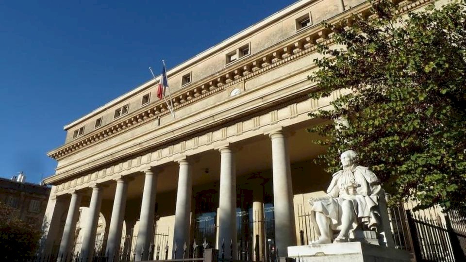 فرنسا تعتزم تسليم خبير صواريخ إيراني إلى أميركا