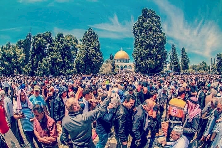 رغم الحر الشديد : اكثر من 100 ألف مصلٍ أدوا اليوم صلاة الجمعة في الأقصى