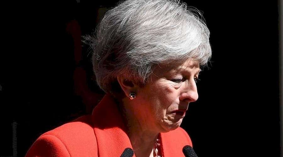 فيديو.. لماذا بكت رئيسة الوزراء البريطانية!