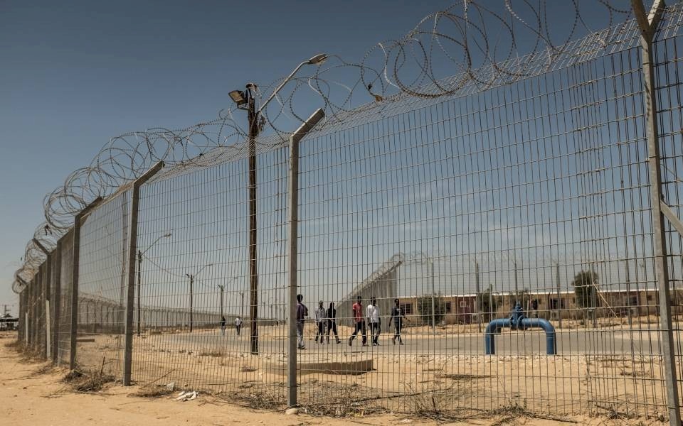 الأجواء الحارة تهدد حياة الأسرى في سجن النقب الصحراوي