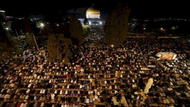 أكثر من 400 ألف مُصل يحيون ليلة القدر في رحاب المسجد الأقصى