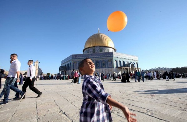 قدس الاقداس تستمر بالصيام وعربان مكة احتفلوا بالعيد
