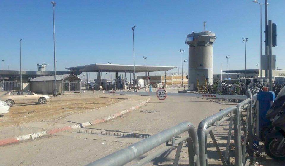الاحتلال يعتقل فتاة على حاجز قلنديا بزعم حيازتها سكينا